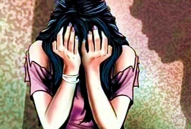 Atrocities against father of minor girl in Jalgaon | जळगावात बापाचा अल्पवयीन मुलीवर अत्याचार Atrocities against father of minor girl in Jalgaon | जळगावात बापाचा अल्पवयीन मुलीवर अत्याचार