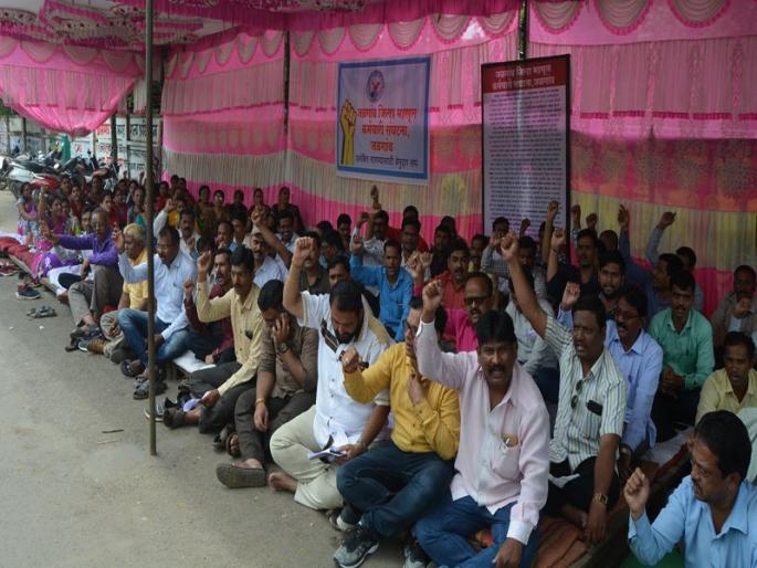 Revenue staff ends up next day | महसूल कर्मचाऱ्यांचा संप दुस-या दिवशीही सुरूच Revenue staff ends up next day | महसूल कर्मचाऱ्यांचा संप दुस-या दिवशीही सुरूच