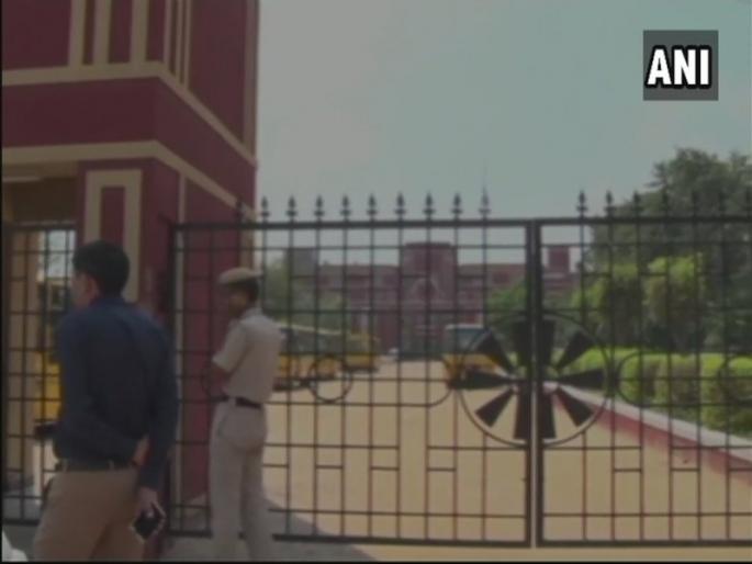 The body of a 7-year-old student found in a schoolhouse in Gurgaum | गुरूग्राममधील शाळेच्या स्वच्छतागृहात सापडला ७ वर्षांच्या विद्यार्थ्याचा मृतदेह