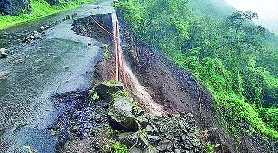 Travel on the ghat road is dangerous | घाटमार्गातील प्रवास खडतर Travel on the ghat road is dangerous | घाटमार्गातील प्रवास खडतर