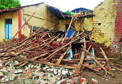 Damage to 1950 houses in Panvel taluka | पनवेल तालुक्यातील १९५० घरांचे नुकसान Damage to 1950 houses in Panvel taluka | पनवेल तालुक्यातील १९५० घरांचे नुकसान