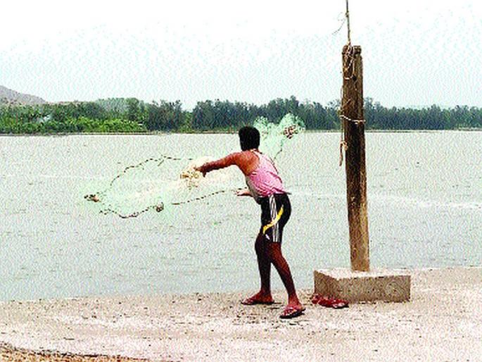Marine storm threatens fishing business | समुद्री वादळाने मासेमारी व्यवसाय धोक्यात Marine storm threatens fishing business | समुद्री वादळाने मासेमारी व्यवसाय धोक्यात
