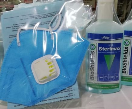 CoronaVirus: raid on Masks, sanitizer black marketers; 30 lakhs worth of goods seized hrb | मास्क, सॅनिटायझरचा काळाबाजार करणाऱ्यांवर धाडसत्र; छाप्यांमध्ये ३० लाखांचा माल जप्त CoronaVirus: raid on Masks, sanitizer black marketers; 30 lakhs worth of goods seized hrb | मास्क, सॅनिटायझरचा काळाबाजार करणाऱ्यांवर धाडसत्र; छाप्यांमध्ये ३० लाखांचा माल जप्त