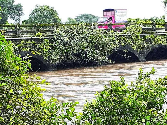 The bridge over the lap river collapsed | गोद नदीवरील पूल जीर्णावस्थेत, ब्रिटिशकालीन पूल कमकुवत  The bridge over the lap river collapsed | गोद नदीवरील पूल जीर्णावस्थेत, ब्रिटिशकालीन पूल कमकुवत