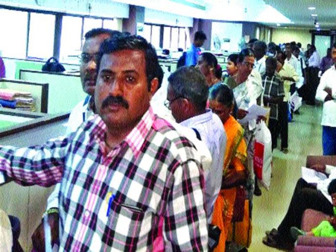Farmers strike at MIDC office in Mumbai | मुंबईतील एमआयडीसीच्या कार्यालयावर शेतकऱ्यांची धडक