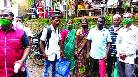 Documenting four times doesn't help | चार वेळा कागदपत्र देऊनही मदत नाहीच Documenting four times doesn't help | चार वेळा कागदपत्र देऊनही मदत नाहीच