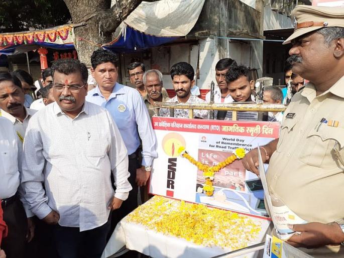 Ravindra Chavan gives letter to municipal commissioner in case of accident due to potholes: | 'खड्डयांमुळे अपघात होतोय, मग आयुक्तांना खडसावणारे पत्र द्या' Ravindra Chavan gives letter to municipal commissioner in case of accident due to potholes: | 'खड्डयांमुळे अपघात होतोय, मग आयुक्तांना खडसावणारे पत्र द्या'