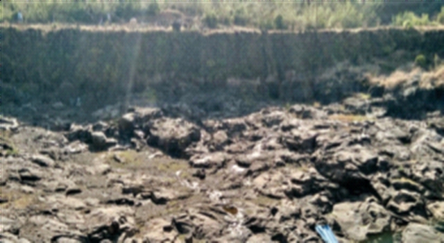 The elephant lake on Raigad fort fell dry | रायगड किल्ल्यावरील हत्ती तलाव पडला कोरडा ठाक The elephant lake on Raigad fort fell dry | रायगड किल्ल्यावरील हत्ती तलाव पडला कोरडा ठाक