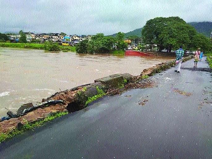 The historic bridge over the Amba River collapses in Nagato | नागोठण्यातील अंबा नदीवरील ऐतिहासिक पुलाचे कठडे तुटले The historic bridge over the Amba River collapses in Nagato | नागोठण्यातील अंबा नदीवरील ऐतिहासिक पुलाचे कठडे तुटले