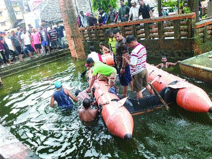 The body of Rajendra Shere was found in the tomb of Mahad | महाड येथील चवदार तळ्यात सापडला राजेंद्र शेरेचा मृतदेह  The body of Rajendra Shere was found in the tomb of Mahad | महाड येथील चवदार तळ्यात सापडला राजेंद्र शेरेचा मृतदेह