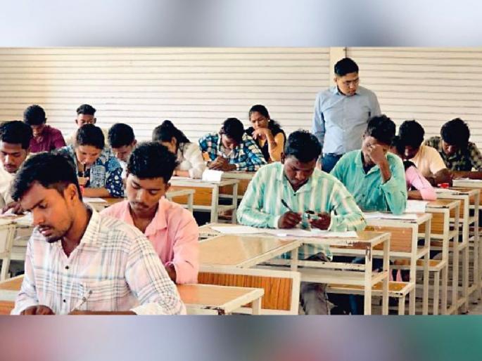 Engineers also in the race of Kotwals; 2315 candidates took the exam | इंजिनिअरही कोतवालांच्या शर्यतील; २३१५ परीक्षार्थींनी दिली परीक्षा Engineers also in the race of Kotwals; 2315 candidates took the exam | इंजिनिअरही कोतवालांच्या शर्यतील; २३१५ परीक्षार्थींनी दिली परीक्षा