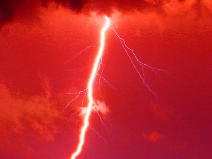 Red lightning predicts drought; White lightning indicates a good monsoon | लाल विजांमुळे येतो दुष्काळाचा अंदाज; पांढऱ्या शुभ्र विजा देतात चांगल्या मान्सूनची सूचना Red lightning predicts drought; White lightning indicates a good monsoon | लाल विजांमुळे येतो दुष्काळाचा अंदाज; पांढऱ्या शुभ्र विजा देतात चांगल्या मान्सूनची सूचना