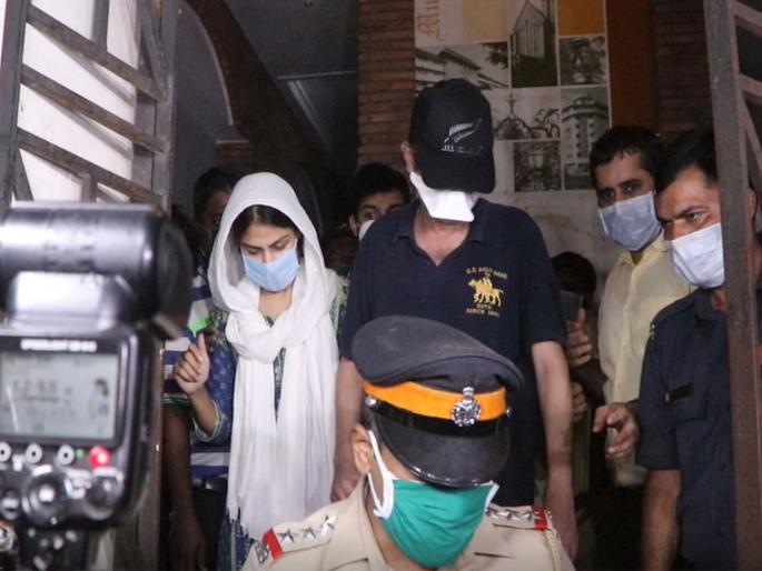 Sushant Singh Rajput Death Case Rhea Chakrabortys call records show multiple calls to AU | Sushant Singh Rajput Death Case: रिया चक्रवर्तीने ‘एयू’ला केले ६३ वेळा कॉल! Sushant Singh Rajput Death Case Rhea Chakrabortys call records show multiple calls to AU | Sushant Singh Rajput Death Case: रिया चक्रवर्तीने ‘एयू’ला केले ६३ वेळा कॉल!