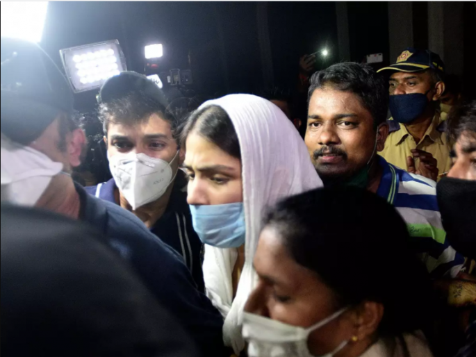 The CBI interrogated Rhea for seven hours for the second day in a row | Sushant Singh Rajput Case : सीबीआयकडून रियाची सलग दुसऱ्यादिवशी सात तास कसून चौकशी The CBI interrogated Rhea for seven hours for the second day in a row | Sushant Singh Rajput Case : सीबीआयकडून रियाची सलग दुसऱ्यादिवशी सात तास कसून चौकशी