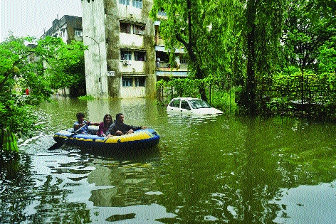 Heavy rains lash Mumbai | मुंबईला झोडपले : धुवाधार पावसाचा तडाखा Heavy rains lash Mumbai | मुंबईला झोडपले : धुवाधार पावसाचा तडाखा
