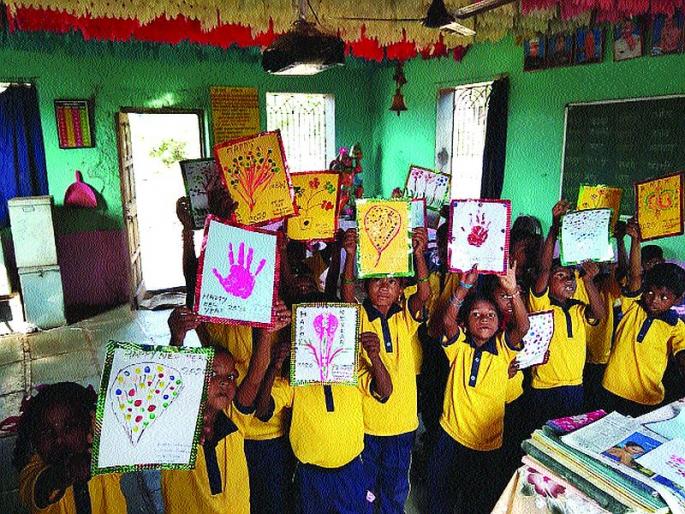 'School Without Depot' is filling up at Chinchwali in Roha. | रोहा येथील चिंचवलीत भरतेय ‘दप्तराविना शाळा’ 'School Without Depot' is filling up at Chinchwali in Roha. | रोहा येथील चिंचवलीत भरतेय ‘दप्तराविना शाळा’