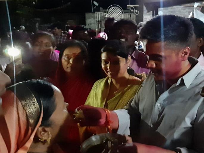 Rohit wins and women's fast is up, rohit pawar approach women in karjat-jamkhed | Video : रोहित पवार जिंकले अन् उपवास सुटला, घरी जाऊन माऊलीला घास भरवला Rohit wins and women's fast is up, rohit pawar approach women in karjat-jamkhed | Video : रोहित पवार जिंकले अन् उपवास सुटला, घरी जाऊन माऊलीला घास भरवला