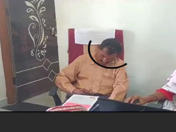 drunk talathi fell from a chair while signing satbara in Gadchiroli | दारुबंदी असलेल्या गडचिरोलीत तलाठी तर्रर्र... खुर्चीतून कोसळले, शेतकऱ्यांनी सावरले drunk talathi fell from a chair while signing satbara in Gadchiroli | दारुबंदी असलेल्या गडचिरोलीत तलाठी तर्रर्र... खुर्चीतून कोसळले, शेतकऱ्यांनी सावरले