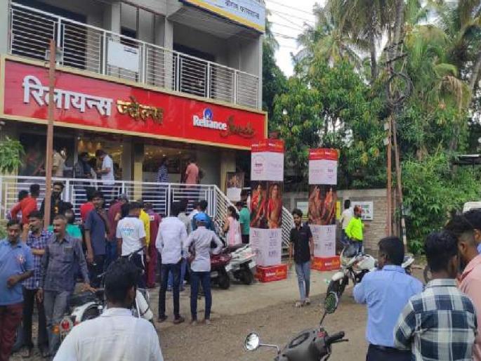 Gang of robbers nabbed by police, two vehicles seized; 14 crore looted in broad daylight robbery at Reliance Jewels | दरोडेखोरांचा सांगली पोलिसांना गुंगारा, दोन वाहने जप्त; रिलायन्स ज्वेल्सवर भर दिवसा दरोडा टाकून १४ कोटीची लूट