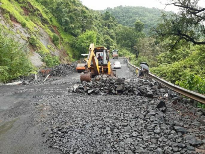 In Kashedi Ghat, the road went down 5 feet; Drivers beware | कशेडी घाटात रस्ता ५ फूट खाोल खाली खचला; वाहन चालकांनो सावधान                In Kashedi Ghat, the road went down 5 feet; Drivers beware | कशेडी घाटात रस्ता ५ फूट खाोल खाली खचला; वाहन चालकांनो सावधान