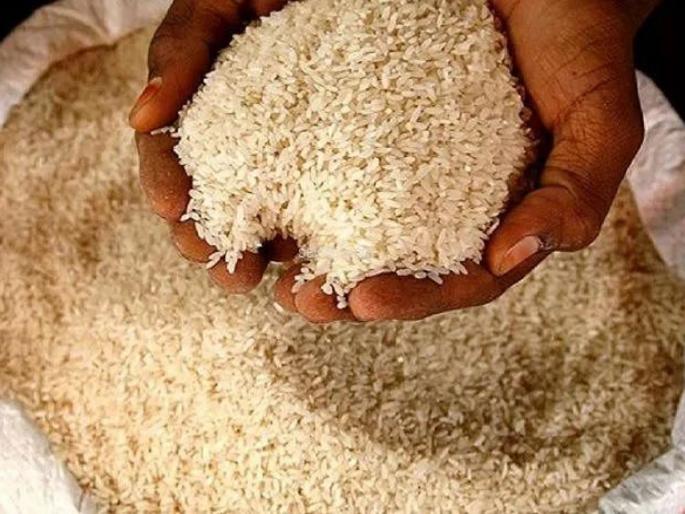 Give ration rice and take money or sugar! | रेशनचा तांदूळ द्या अन् पैसा किंवा साखर घ्या! शहरातील गल्लोगल्ली दलालांचा वावर Give ration rice and take money or sugar! | रेशनचा तांदूळ द्या अन् पैसा किंवा साखर घ्या! शहरातील गल्लोगल्ली दलालांचा वावर