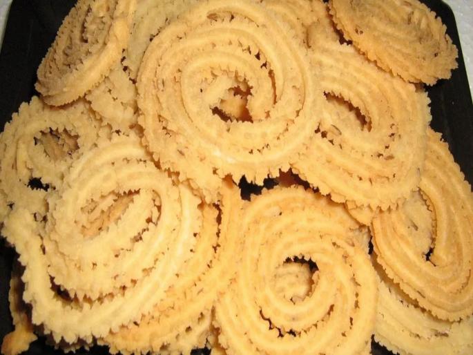 Diwali 2019 Recipe of rice or tandul chakli | Rice Chakli Recipe : फराळासाठी खमंग खुसखुशीत तांदळाच्या चकल्या!