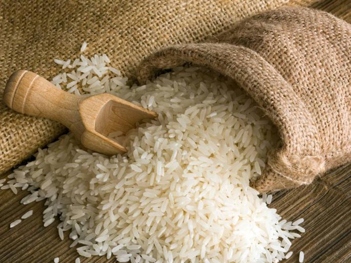 Chemicals were being used to add fragrance to rice; FDA informed about the action taken after two days | सुगंध येण्यासाठी तांदळाला लावत होते केमिकल; एफडीएने दाेन दिवसानंतर दिली कारवाईची माहिती Chemicals were being used to add fragrance to rice; FDA informed about the action taken after two days | सुगंध येण्यासाठी तांदळाला लावत होते केमिकल; एफडीएने दाेन दिवसानंतर दिली कारवाईची माहिती