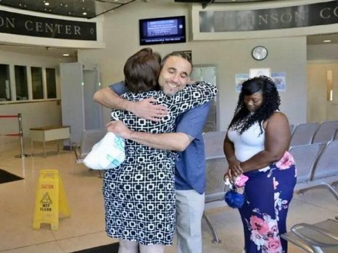 america news; Sentenced for 17 years for a crime he did not commit, got Rs 8 crore after acquittal | न केलेल्या गुन्ह्यात 17 वर्षे शिक्षा भोगली, निर्दोष सुटल्यानंतर मिळाले 8 कोटी रुपये america news; Sentenced for 17 years for a crime he did not commit, got Rs 8 crore after acquittal | न केलेल्या गुन्ह्यात 17 वर्षे शिक्षा भोगली, निर्दोष सुटल्यानंतर मिळाले 8 कोटी रुपये