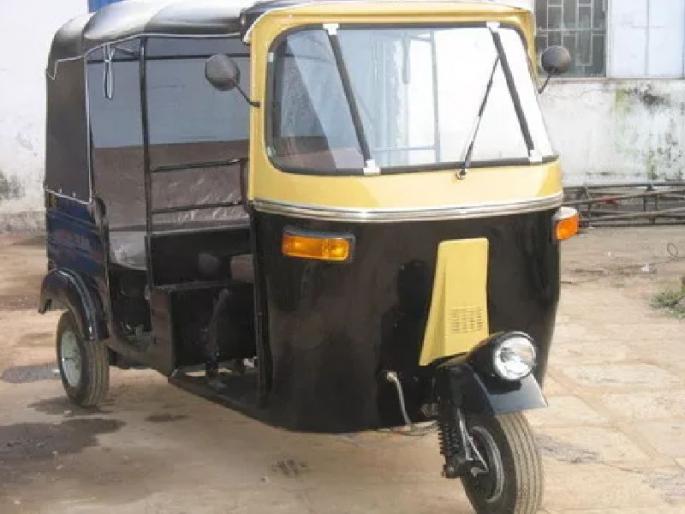 Woman death in rickshaw collision | चोरांशी झालेल्या झटापटीत रिक्षातील महिलेचा मृत्यू Woman death in rickshaw collision | चोरांशी झालेल्या झटापटीत रिक्षातील महिलेचा मृत्यू