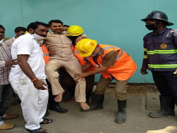 In Thane, a tree fell down on a rickshaw, injuring the driver and crush the rickshaw | ठाण्यात रिक्षावर झाड पडून रिक्षाचालक जखमी तर रिक्षाचा झाला चेंदामेंदा  In Thane, a tree fell down on a rickshaw, injuring the driver and crush the rickshaw | ठाण्यात रिक्षावर झाड पडून रिक्षाचालक जखमी तर रिक्षाचा झाला चेंदामेंदा