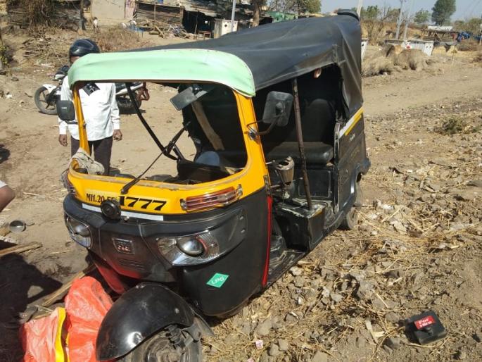Eight people injured in auto-rickshaw and car accident in Verul | वेरूळ येथे कार - रिक्षाच्या धडकेत आठ जण जखमी 