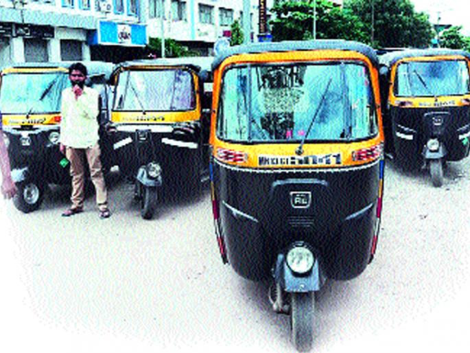 Rs 7,000 per month for rickshaw pullers who earn Rs 10,000 per year | वर्षाकाठी दहा हजारांचा महसूल देणाºया रिक्षावाल्यांना हवीय दरमहा सात हजारांची मदत Rs 7,000 per month for rickshaw pullers who earn Rs 10,000 per year | वर्षाकाठी दहा हजारांचा महसूल देणाºया रिक्षावाल्यांना हवीय दरमहा सात हजारांची मदत