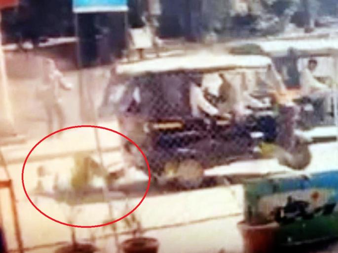 A traffic policeman was run over by a rickshaw in Chhatrapati Sambhajinagar, the passenger also fell | रिक्षाचालकाची मुजोरी, वाहतूक पोलिसाच्या अंगावर रिक्षा घालत २० फूट फरफटले, प्रवासीही पडला A traffic policeman was run over by a rickshaw in Chhatrapati Sambhajinagar, the passenger also fell | रिक्षाचालकाची मुजोरी, वाहतूक पोलिसाच्या अंगावर रिक्षा घालत २० फूट फरफटले, प्रवासीही पडला