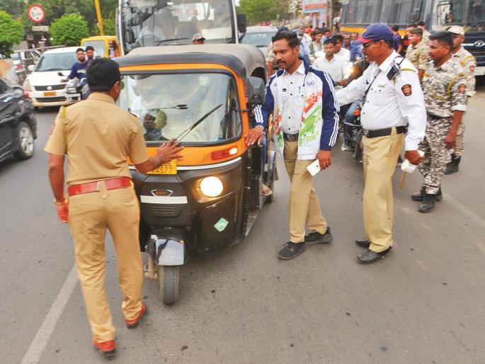 Break in the work of rickshaw drivers; 440 rickshaws investigated in Chhatrapati Sambhajinagar | रिक्षाचालकांच्या मुजोरील ब्रेक; छत्रपती संभाजीनगरात ४४० रिक्षांची चौकशी, ६ लाखांचा दंड Break in the work of rickshaw drivers; 440 rickshaws investigated in Chhatrapati Sambhajinagar | रिक्षाचालकांच्या मुजोरील ब्रेक; छत्रपती संभाजीनगरात ४४० रिक्षांची चौकशी, ६ लाखांचा दंड