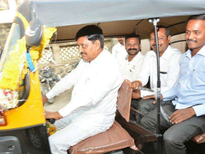 Un ...! A lot of co-operatives had run the rickshaw from Solapur city | अन...! चक्क सहकारमंत्र्यांनी चालविली सोलापूर शहरातून रिक्षा  Un ...! A lot of co-operatives had run the rickshaw from Solapur city | अन...! चक्क सहकारमंत्र्यांनी चालविली सोलापूर शहरातून रिक्षा
