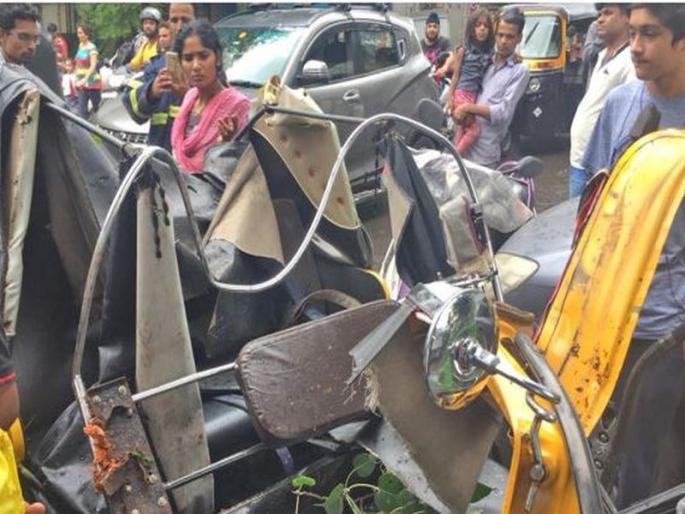 At Mulund, one tree collapses on rickshaw, one dead, two injured | मुलुंडमध्ये झाडाची फांदी रिक्षावर कोसळून एकाचा मृत्यू, दोघे जखमी At Mulund, one tree collapses on rickshaw, one dead, two injured | मुलुंडमध्ये झाडाची फांदी रिक्षावर कोसळून एकाचा मृत्यू, दोघे जखमी