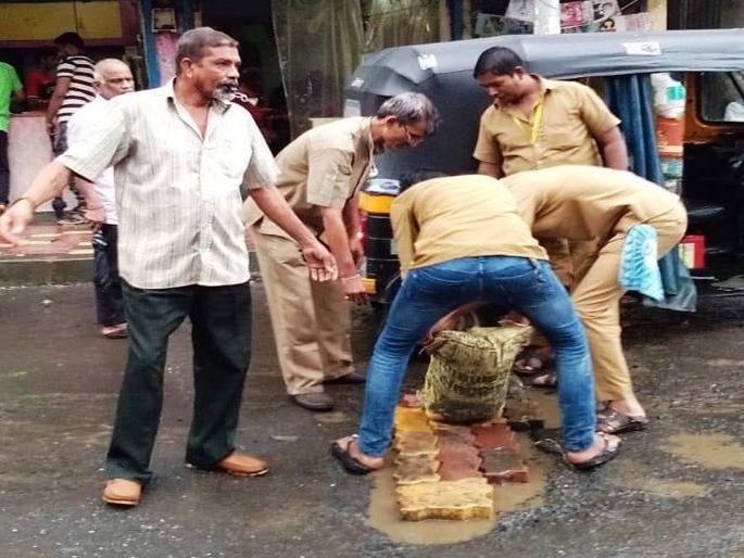 In the old Dombivali in the west, the rickshaw pullers dug | पश्चिमेकडील जुन्या डोंबिवलीत रिक्षाचालकांनीच बुजवले खड्डे In the old Dombivali in the west, the rickshaw pullers dug | पश्चिमेकडील जुन्या डोंबिवलीत रिक्षाचालकांनीच बुजवले खड्डे