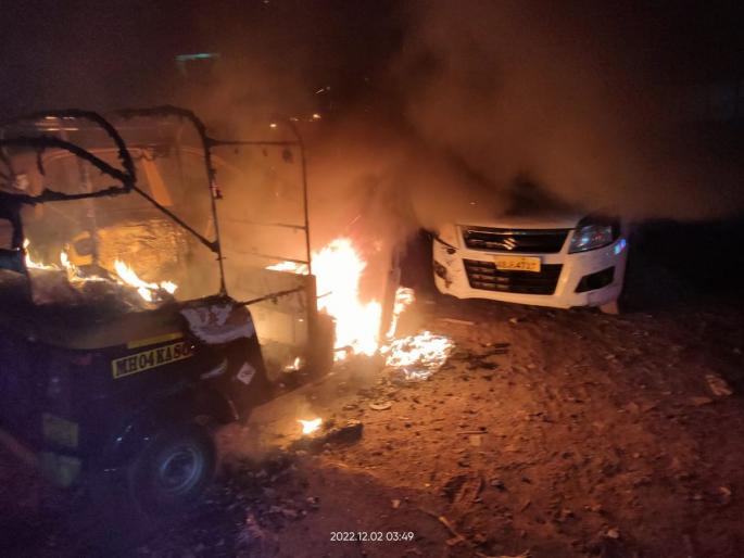 The rickshaw was gutted in a fierce fire | भीषण आगीत रिक्षा जळून खाक The rickshaw was gutted in a fierce fire | भीषण आगीत रिक्षा जळून खाक