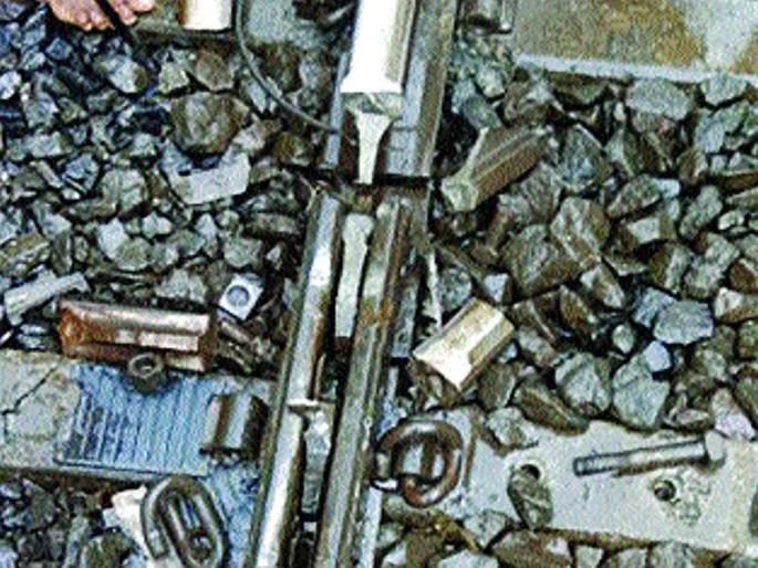 Ganesha devotees suffer due to megablock of Central Railway | मध्य रेल्वेच्या मेगाब्लॉकमुळे गणेशभक्तांचे हाल Ganesha devotees suffer due to megablock of Central Railway | मध्य रेल्वेच्या मेगाब्लॉकमुळे गणेशभक्तांचे हाल