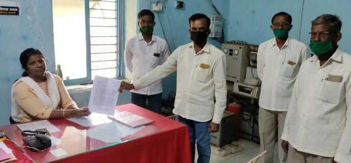 Farmers in Dhamod cry for reliable sugar bill! | रिलायबल शुगरच्या थकीत बिलासाठी धामोड येथील शेतकऱ्यांचा आक्रोश ! Farmers in Dhamod cry for reliable sugar bill! | रिलायबल शुगरच्या थकीत बिलासाठी धामोड येथील शेतकऱ्यांचा आक्रोश !