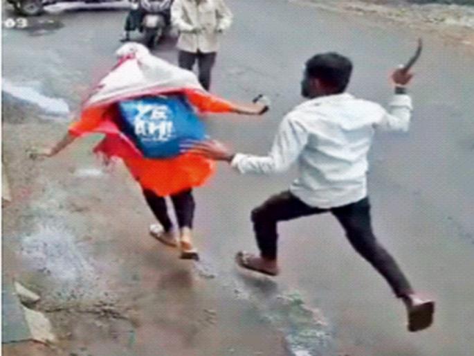 In Pune, a young woman was attacked by a coyote in Vardli, a MPSC student saved her | पुण्यात वर्दळीच्या ठिकाणी तरुणीवर कोयत्याने वार,MPSCचा अभ्यास करणाऱ्या तरुणाने वाचविले In Pune, a young woman was attacked by a coyote in Vardli, a MPSC student saved her | पुण्यात वर्दळीच्या ठिकाणी तरुणीवर कोयत्याने वार,MPSCचा अभ्यास करणाऱ्या तरुणाने वाचविले