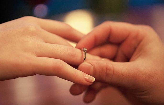 He proposes to her on the field and then ... | त्याने तिला मैदानात प्रपोज केलं आणि त्यानंतर चक्क...