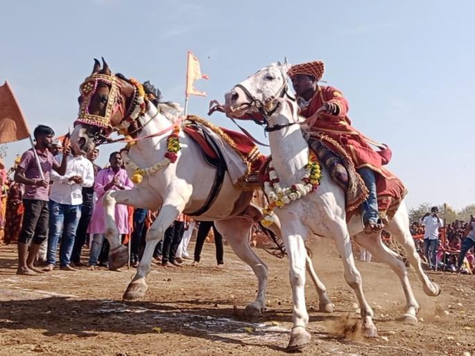 The second goal in Maghwari was to kill the eyes of the Solapurkars | माघवारीतील दुसऱ्या गोल रिंगणाने सोलापूरकरांच्या डोळ्याचे फेडले पारणे