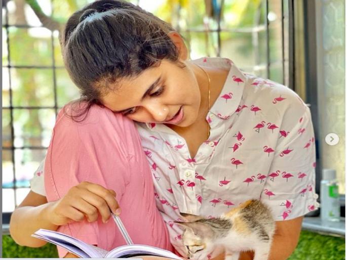 rinku rajguru shares her picture on Instagram and reveal her lock down plan | लॉकडाऊनमध्ये अशाप्रकारे रिंकू राजगुरू घालवतेय वेळ, तिच्या लाडक्या मांजरीसोबत केला फोटो पोस्ट rinku rajguru shares her picture on Instagram and reveal her lock down plan | लॉकडाऊनमध्ये अशाप्रकारे रिंकू राजगुरू घालवतेय वेळ, तिच्या लाडक्या मांजरीसोबत केला फोटो पोस्ट