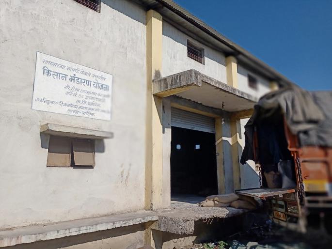 Rice of school nutrition was found elsewhere; Seal to Godavoon | शालेय पोषण आहारचा तांदूळ अन्यत्र आढळला; गोडावूनला सील Rice of school nutrition was found elsewhere; Seal to Godavoon | शालेय पोषण आहारचा तांदूळ अन्यत्र आढळला; गोडावूनला सील