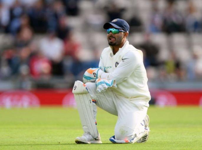 Former wicketkeeper 'stumping' off the field, said removing Rishabh Pant from test team | पंतला काढून वृद्धिमान साहाला संधी द्या, माजी यष्टीरक्षकाने केली मैदानाबाहेर 'स्टम्पिंग'