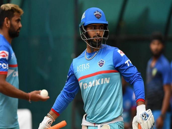 IPL 2019 : Rishabh Pant pranks Rohit Sharma after the Kotla clash; almosts succeeds in his attempt | IPL 2019 : खोडी उगी काढली... पंतने रोहितशी आधी हात मिळवला, नंतर पायात पाय घातला!