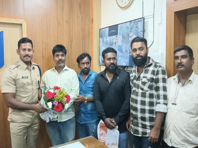 One lakh rupees was sent by mistake Honest rickshaw driver in Kolhapur returned it | नजरचुकीने एक लाख रुपये सेंड झाले; कोल्हापुरातील प्रामाणिक रिक्षाचालकाने परत केले One lakh rupees was sent by mistake Honest rickshaw driver in Kolhapur returned it | नजरचुकीने एक लाख रुपये सेंड झाले; कोल्हापुरातील प्रामाणिक रिक्षाचालकाने परत केले