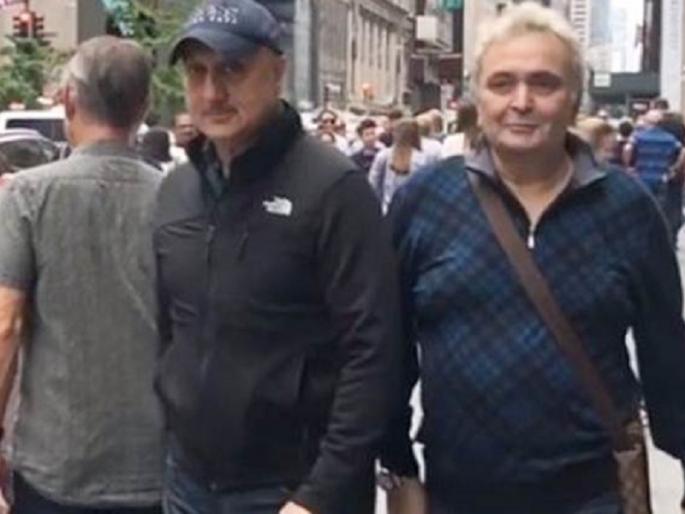 Video: Rishi Kapoor An Anupam Kher In Newyork,Had Long Chat & Share Beautiful Moment | Video: न्यूयॉर्कच्या रस्त्यावर 'मिल बैठे दो यार'.... चिंटू कपूर आणि त्यांच्या जुन्या मित्रामध्ये रंगली गप्पांची मैफल Video: Rishi Kapoor An Anupam Kher In Newyork,Had Long Chat & Share Beautiful Moment | Video: न्यूयॉर्कच्या रस्त्यावर 'मिल बैठे दो यार'.... चिंटू कपूर आणि त्यांच्या जुन्या मित्रामध्ये रंगली गप्पांची मैफल