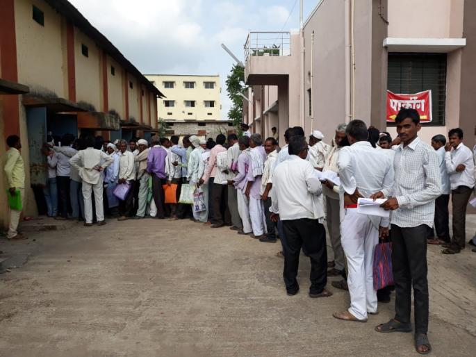 Risod panchayat samiti rush for registration of workers | कामगार नोंदणीसाठी रिसोड पंचायत समितीवर गर्दी Risod panchayat samiti rush for registration of workers | कामगार नोंदणीसाठी रिसोड पंचायत समितीवर गर्दी